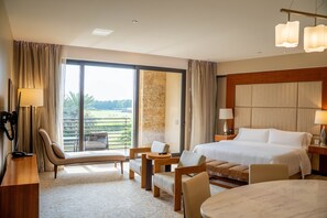 Suíte júnior, 1 cama King, para não fumantes | Roupas de cama premium, edredons de pluma, frigobar, cofres nos quartos