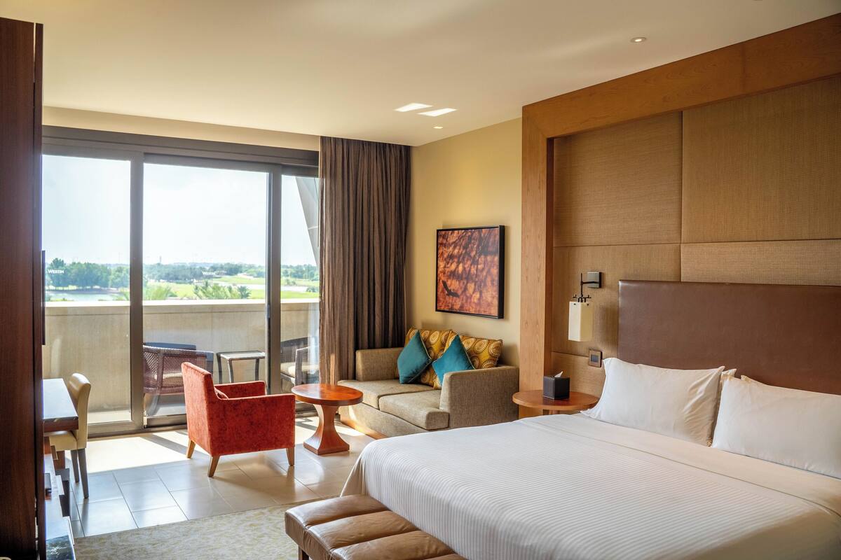 Phòng Deluxe, 1 giường cỡ king, không hút thuốc, quang cảnh sân golf | Bộ đồ giường cao cấp, minibar, két bảo mật tại phòng, bàn 