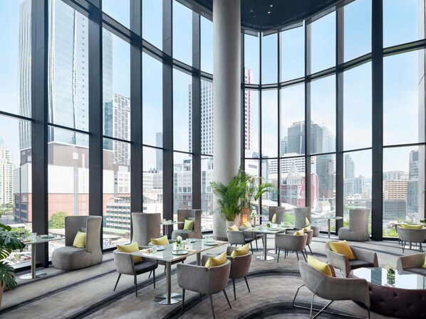 Pool views, open daily - Novotel Bangkok Platinum (Bangkok)