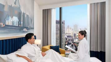 Standard Room, 1 King Bed | In-room safe, desk, laptop workspace, blackout drapes
