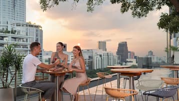 2 restaurantes, se sirven desayunos, comidas, cenas y cocina tailandesa