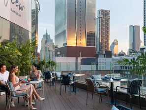 Nhìn ra hồ bơi, mở cửa hàng ngày 