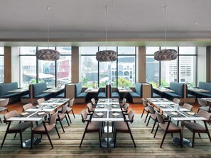 2 restaurants; breakfast, lunch, and dinner served
