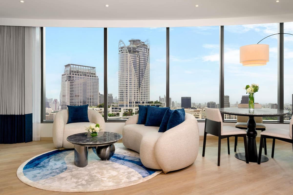 Executive Suite, 1 King Bed | In-room safe, desk, laptop workspace, blackout drapes