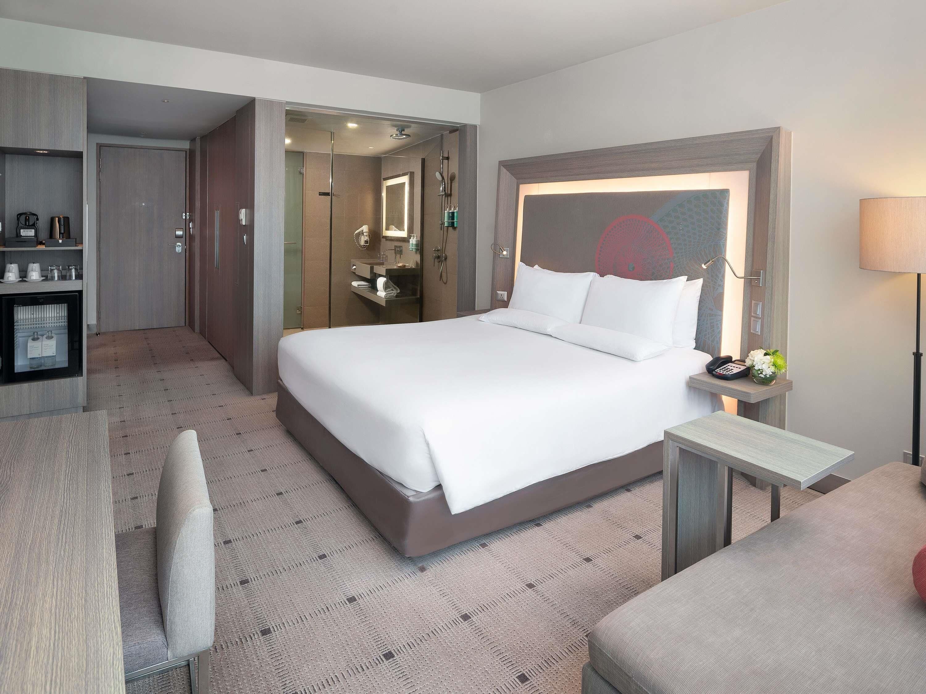 セーフティボックス (室内)、デスク、ノートパソコン用作業スペース、遮光カーテン