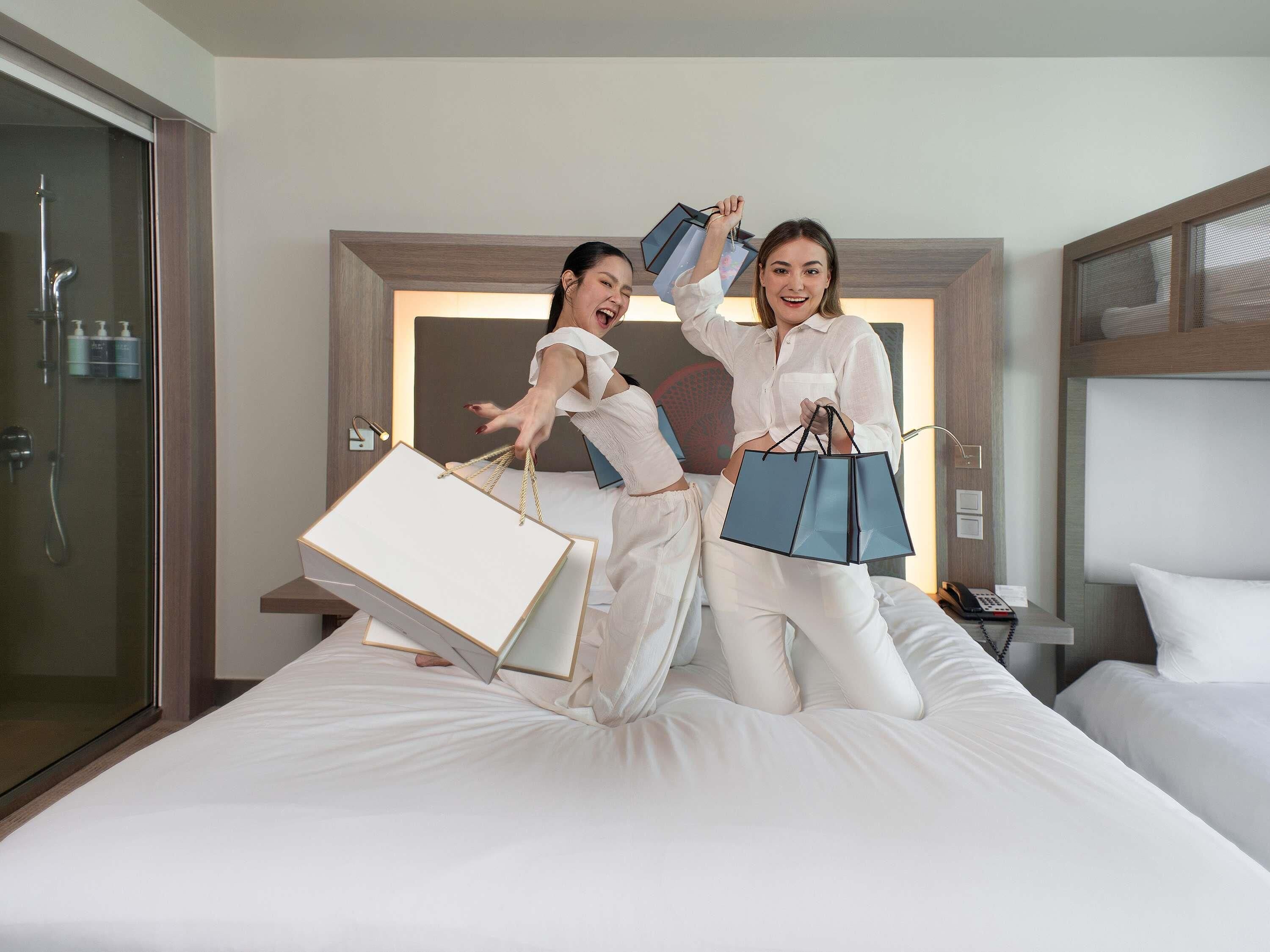 ファミリー ルーム ベッド (複数台) | セーフティボックス (室内)、デスク、ノートパソコン用作業スペース、遮光カーテン