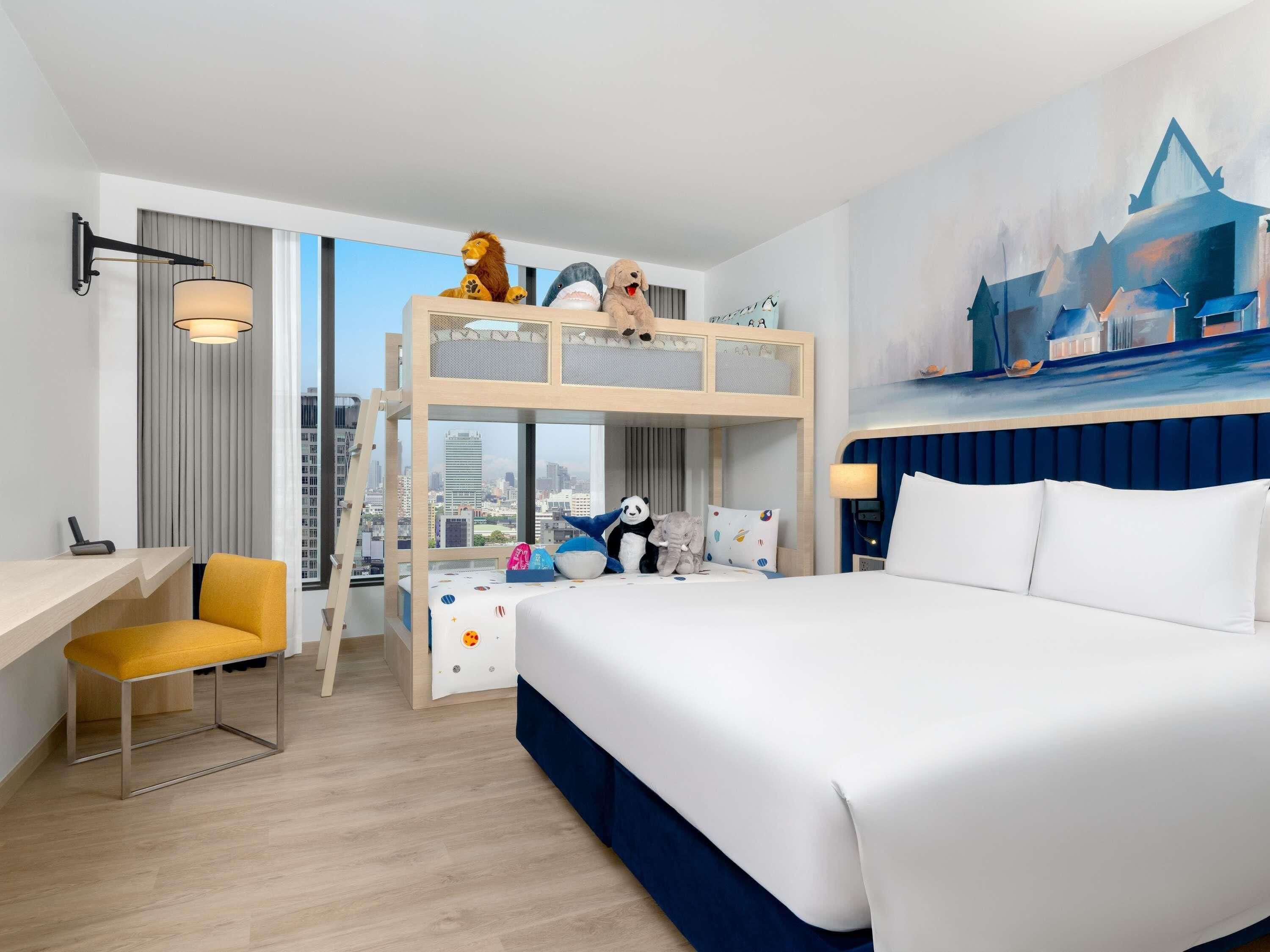 Chambre Familiale, plusieurs lits | Coffres-forts dans les chambres, bureau