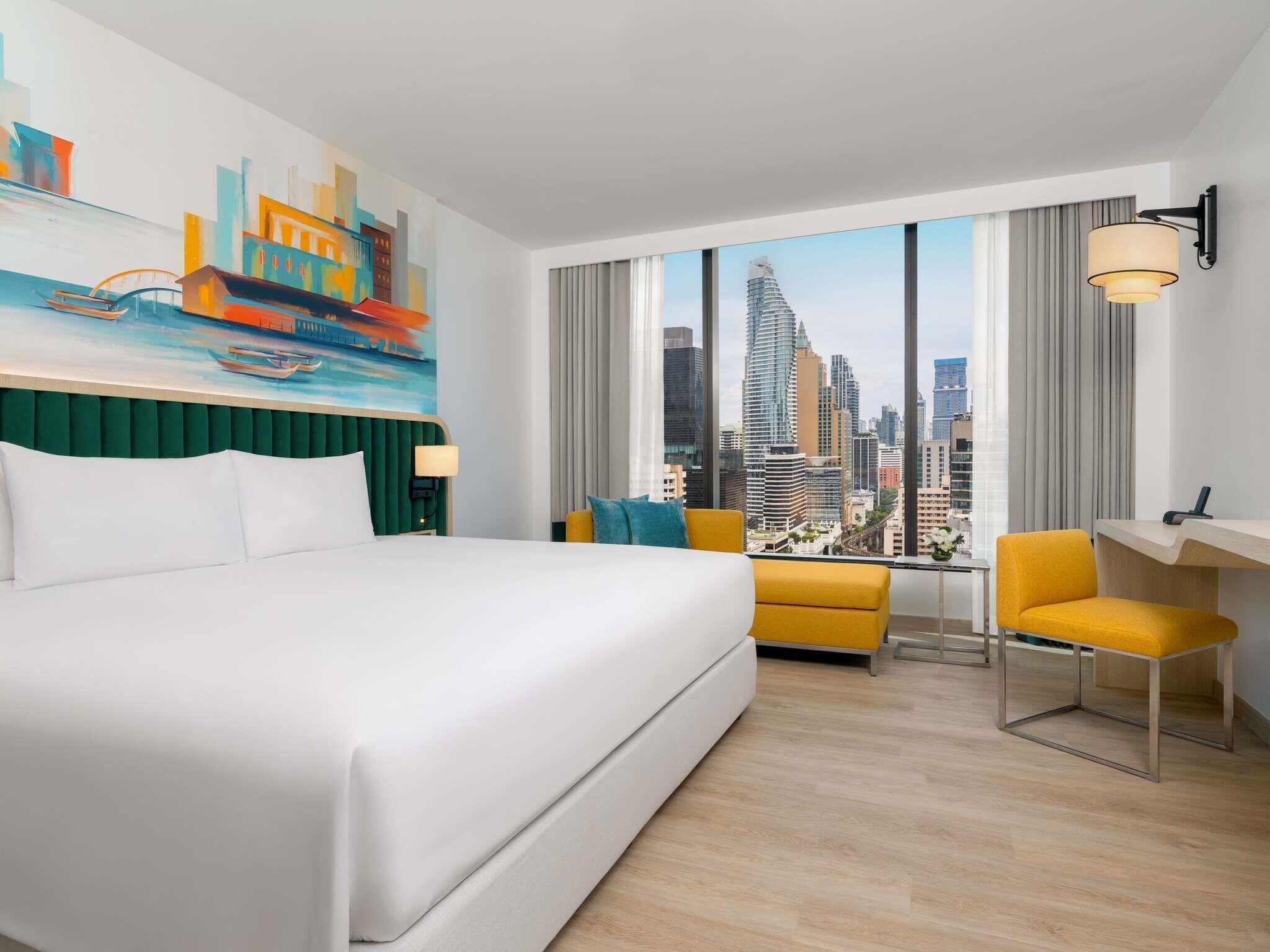 Executive kamer, 1 kingsize bed, uitzicht op park (Lounge Access) | Een kluis op de kamer, een bureau, een laptopwerkplek