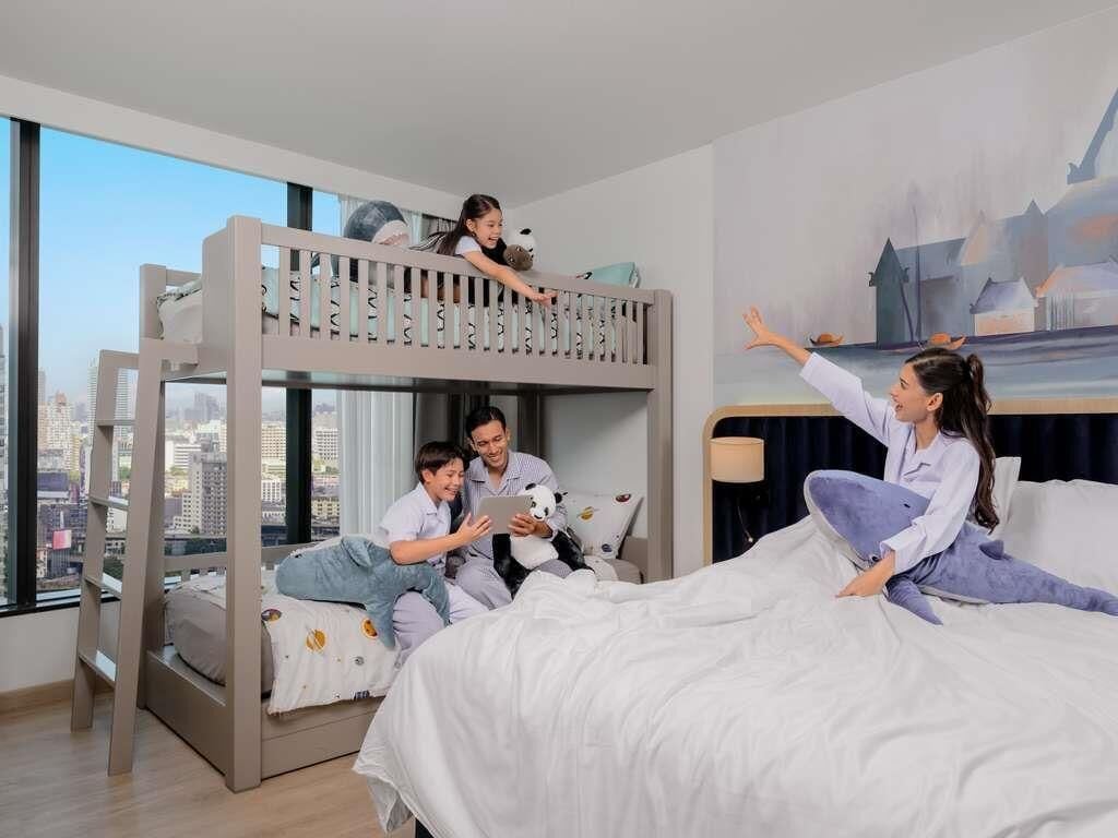 Quarto família, várias camas | Cofres nos quartos, escrivaninha, espaço de trabalho para notebook