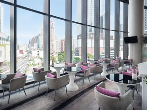 2 restauranter; serverer morgenmad, frokost og thailandske retter
