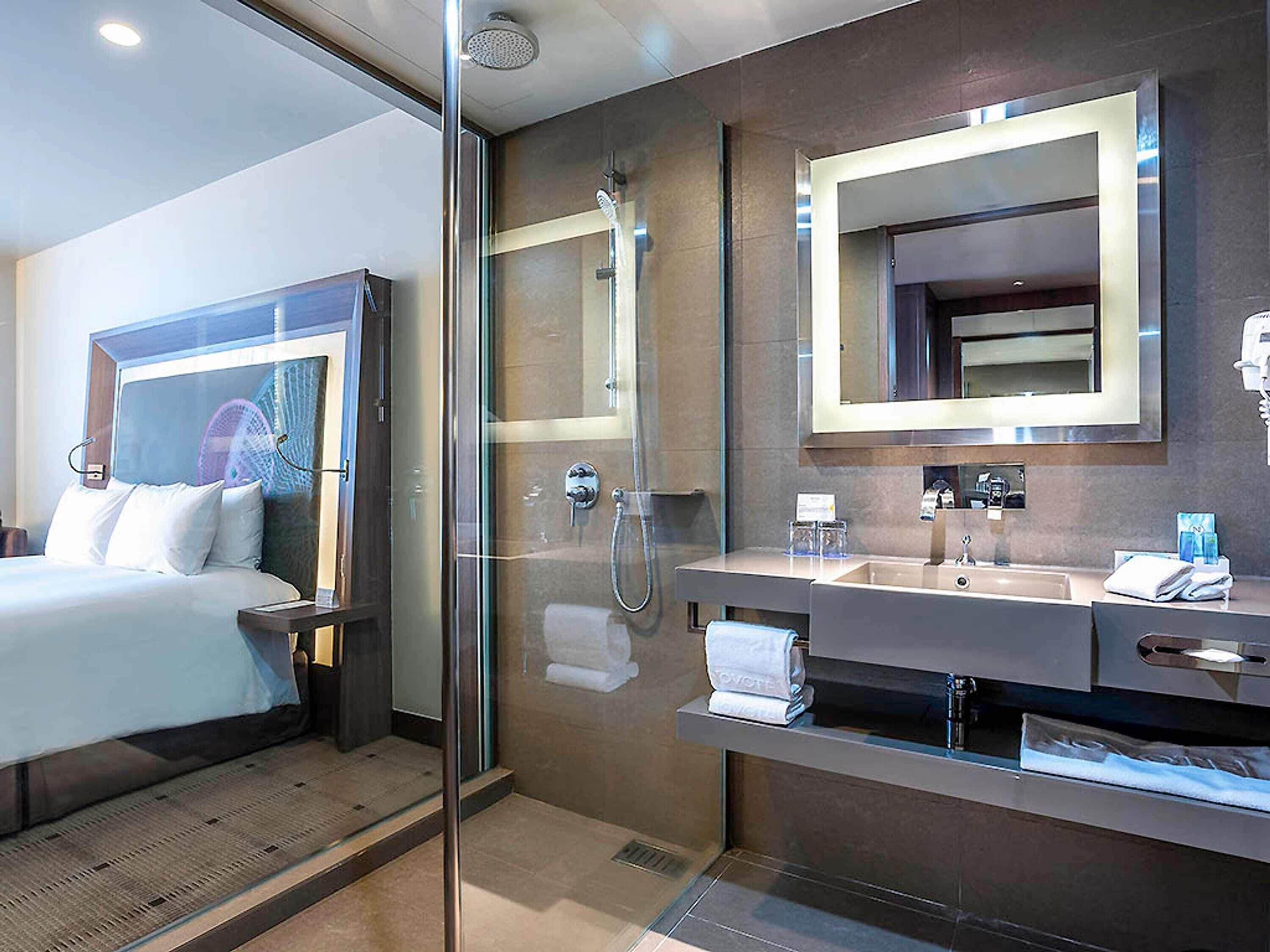 Superior-huone, 1 suuri parisänky | Tallelokero huoneessa, työpöytä