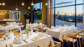 Breakfast, lunch and dinner served