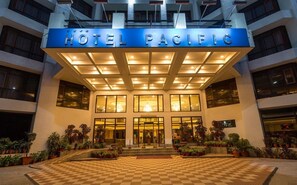Property entrance - Richmond Hotel (Region Test)