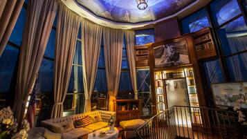 Televisi LCD 360-cm dengan saluran TV kabel