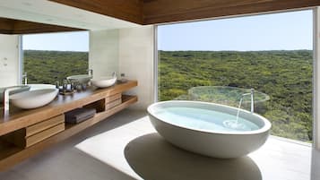 Amenidades de baño de diseñador y piso con calefacción