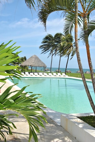Outdoor pool, pool umbrellas. Hotel Boca de Ovejas