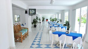 Ze serveren er ontbijt, lunch en diner 