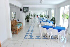 Aperto a colazione, pranzo e cena, con vista sulla piscina 