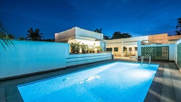 Alberca al aire libre y sombrillas en la alberca