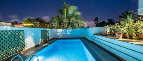 Outdoor pool, pool umbrellas