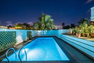 Una piscina al aire libre, sombrillas