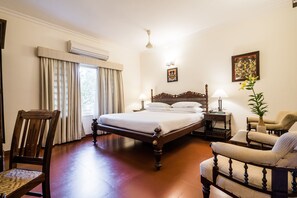 Deluxe Room, 1 King Bed | In-room safe, rollaway beds - Tissa's Inn (Kochi)
