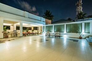 Piscine extérieure, parasols de plage