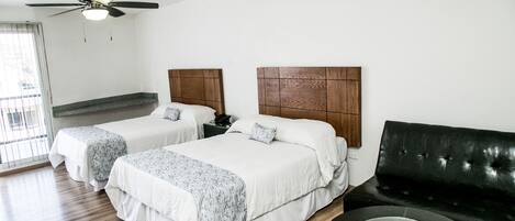 Quarto casal luxo | Escrivaninha, espaço de trabalho para notebook, cortinas blackout