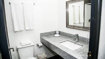 Suite studio Deluxe | Salle de bain | Douche, articles de toilette (gratuits), serviettes fournies, savon