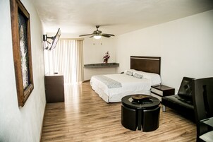 Deluxe Studio Suite | Tilam berlapik, meja, ruang kerja komputer riba 