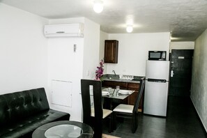 Deluxe Double Room | Pillowtop beds, desk, laptop workspace, blackout drapes - Suites DIOH (Monterrey)