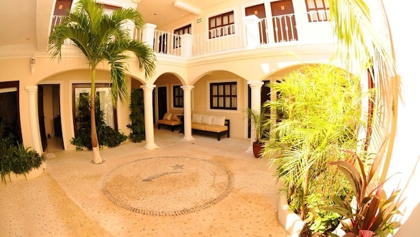 Front of property - Hotel White Sand (Playa del Carmen)