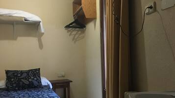 Eenpersoonskamer, uitzicht op rivier | 1 slaapkamer, een kluis op de kamer, een bureau, gratis wifi