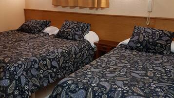 Habitación triple estándar, 1 habitación | 1 dormitorio, caja fuerte, escritorio y wifi gratis