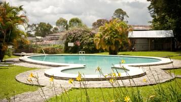 Piscina externa, funciona das 6h às 20h30, espreguiçadeiras