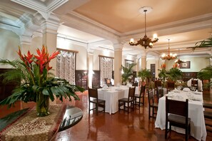 Breakfast, lunch, dinner served; international cuisine, pool views - Hotel Dann Monasterio Popayán (Popayán)