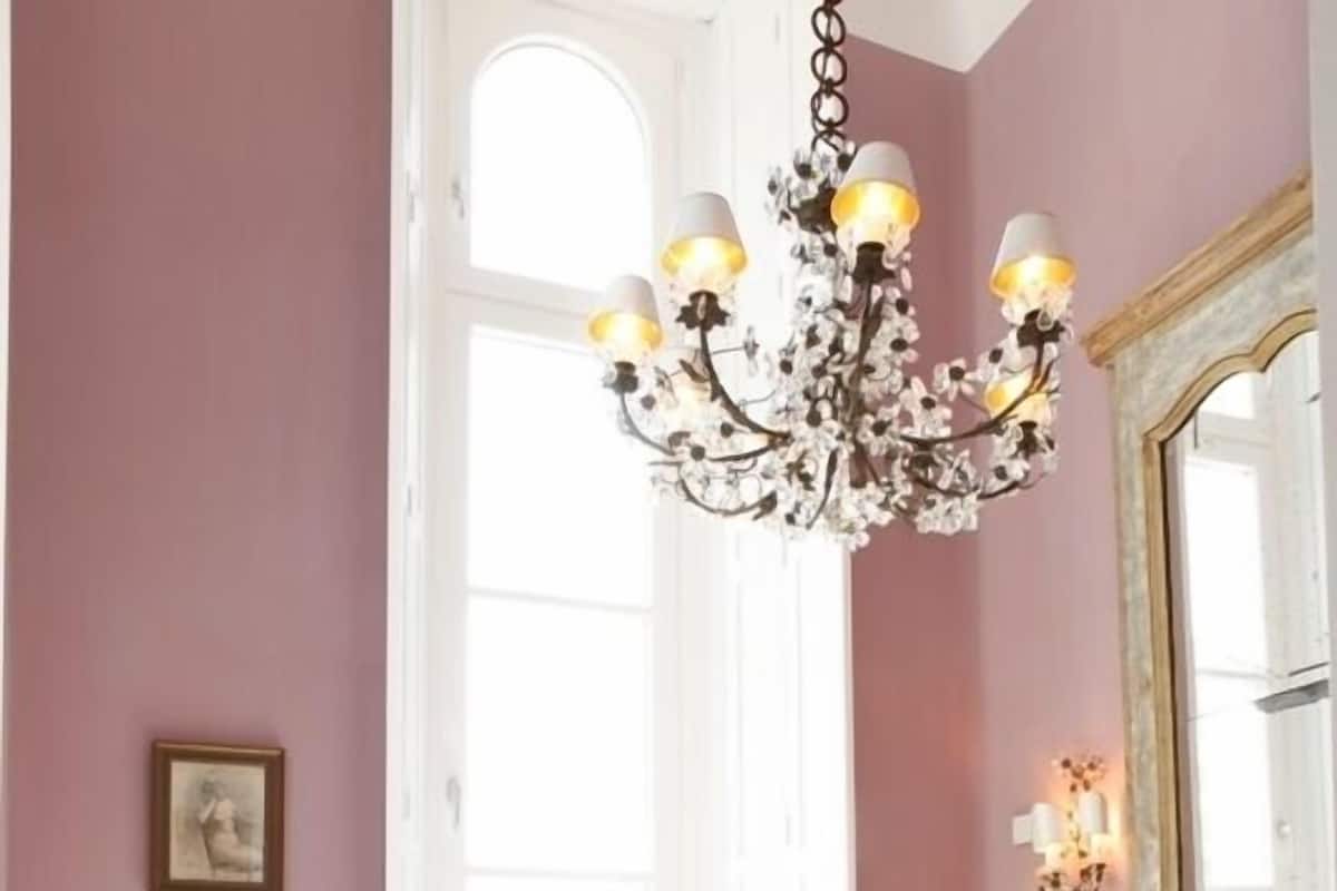 Geniş duş başlığı, ücretsiz banyo/kozmetik ürünleri