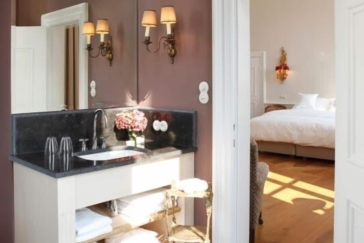 Geniş duş başlığı, ücretsiz banyo/kozmetik ürünleri