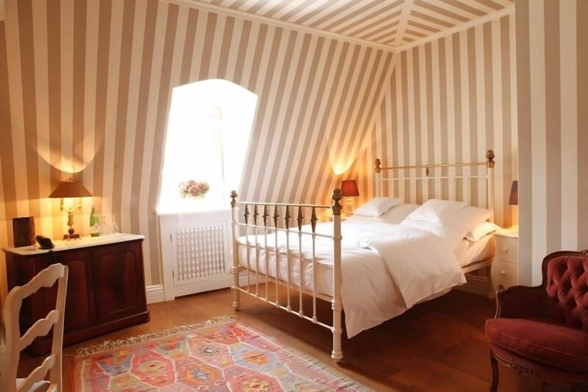 Kaliteli yatak takımı, kuştüyü yorgan, yastık yüzeyli yatak, minibar