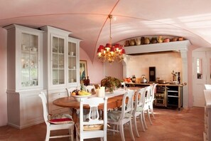 Breakfast, lunch, dinner served; Regional cuisine 