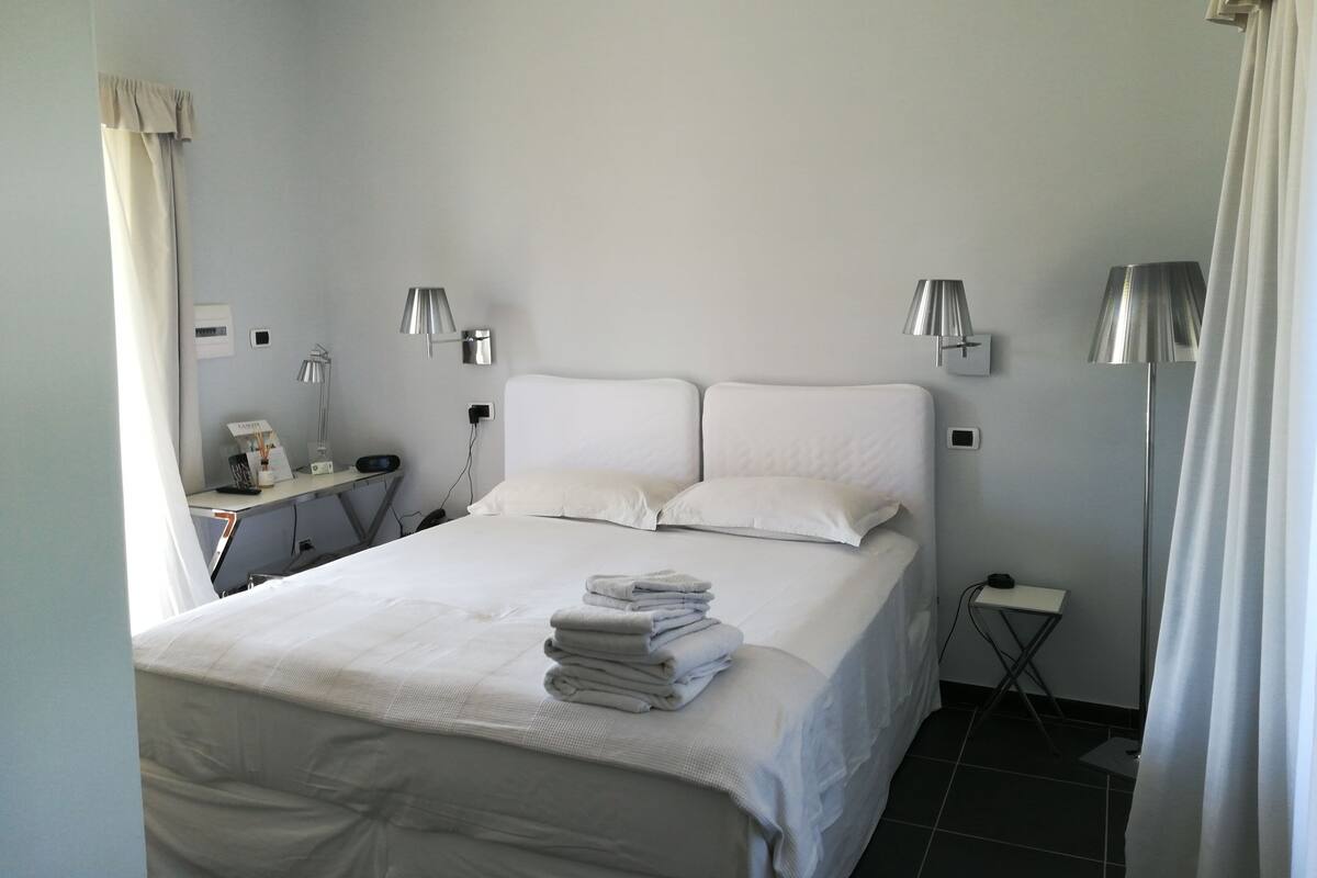 Frette Italian sheets, minibar, in-room safe, desk