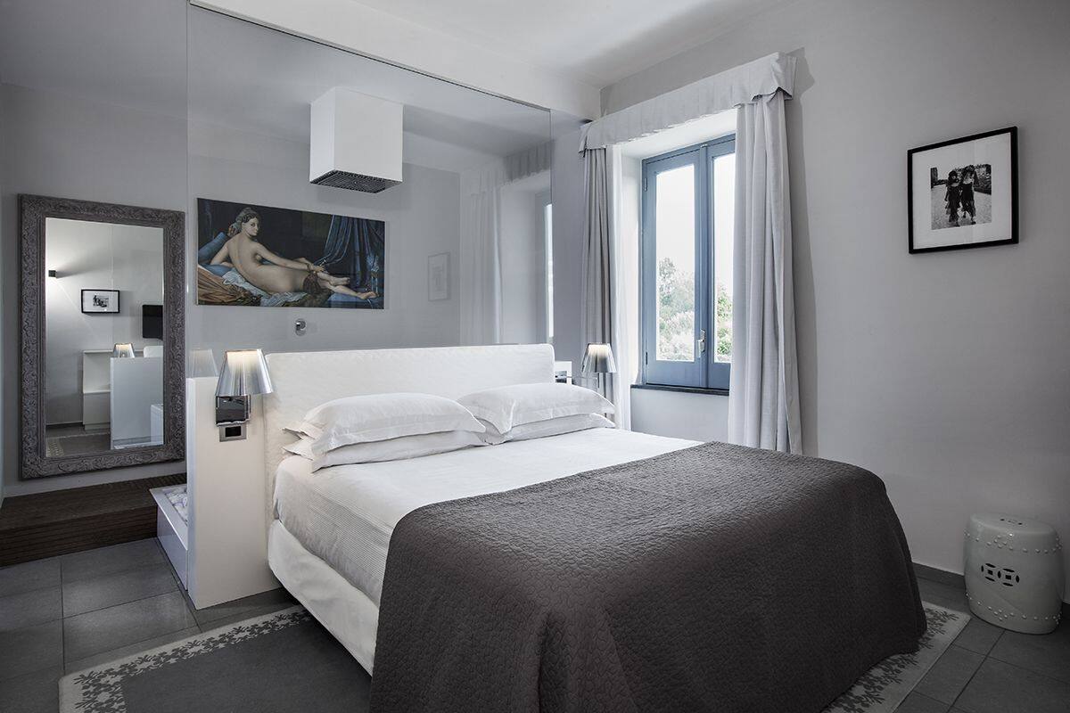 Frette Italian sheets, minibar, in-room safe, desk