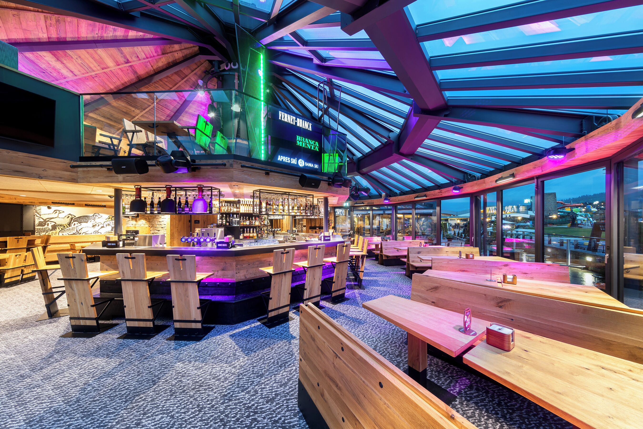 2 bares/lounges, 2 bares ao lado da piscina