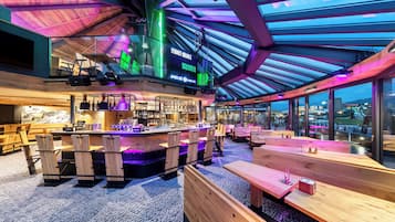 2 bares/lounges, 2 bares ao lado da piscina