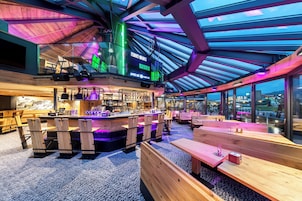 2 bares/lounges, 2 bares ao lado da piscina