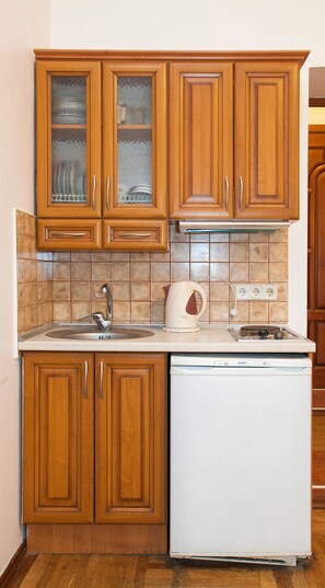 Suite, 2 Bedrooms | Private kitchenette | Full-size fridge, microwave, stovetop, coffee/tea maker - Renaissance Suites Odessa (Odesa)