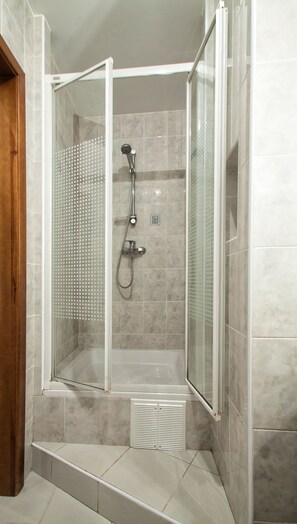 Suite, 1 Bedroom | Bathroom shower - Renaissance Suites Odessa (Odesa)