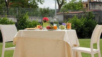 Lunch and dinner served, Italian cuisine