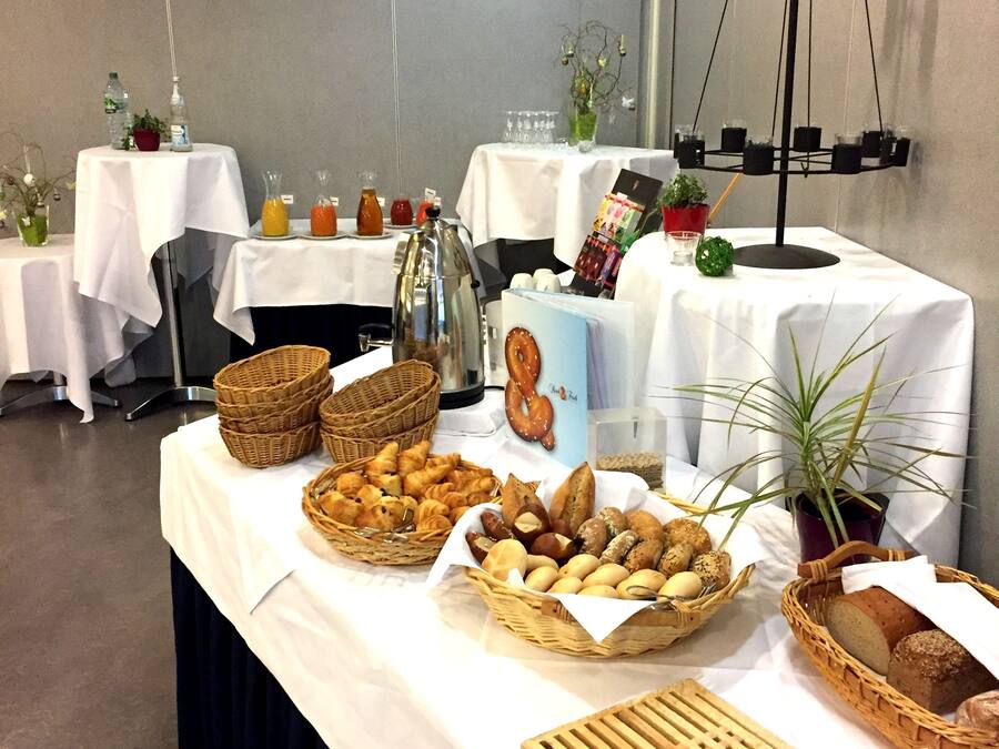 Tägliches Frühstücksbuffet (12.00 EUR pro Person)