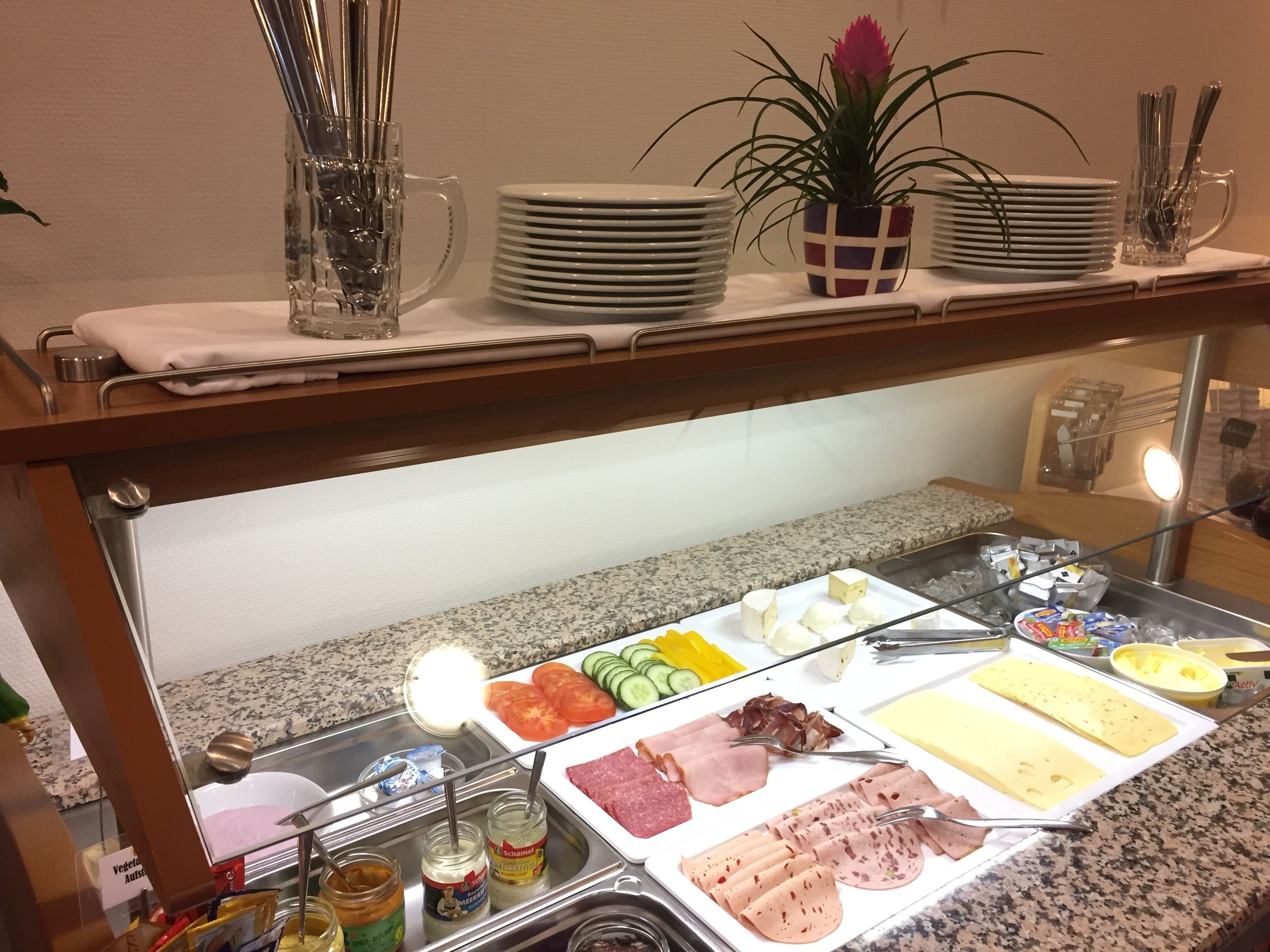 Ein reichhaltiges Buffet mit Speisen, Besteck und Soßen.